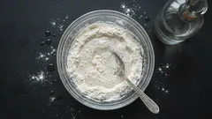 Meel en azijn mengen: waarom dit wordt aangeraden en hoe je het in huis gebruikt