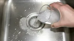 Geen azijn en zuiveringszout meer nodig: een half kopje van dit middel verhelpt elke verstopping in de gootsteen