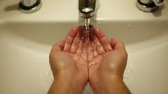 Waarom je je handen beter niet wast op het vliegtuigtoilet?