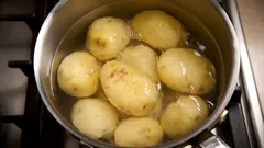 Voeg dit ingrediënt toe vóór je de aardappelen kookt en ze worden geuriger, kruimiger en lekkerder